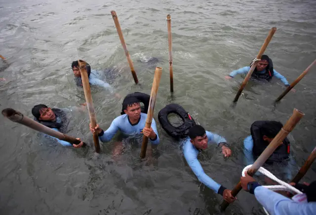 Pasukan Komando Pasukan Katak (Kopaska) TNI-AL membongkar pagar laut di kawasan Pantai Tanjung Pasir, Kabupaten Tangerang, Banten, Rabu (22/1/2025). TNI AL bersama Kementerian Kelautan dan Perikanan (KKP) serta nelayan kembali membongkar pagar laut sepanjang 30 KM lebih dan ditargetkan akan rampung dalam 10 hari kedepan. 