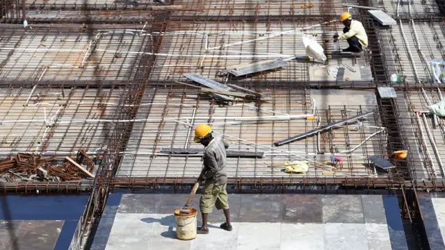 Obreros construyen un edificio