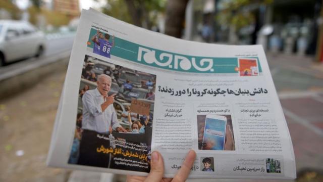 Persona leyendo prensa iraní.