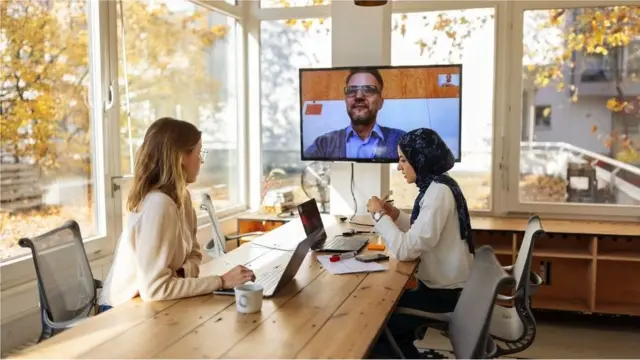 기업들은 여전히 혼합형 근무에 대한 나름의 정의를 내리고 있다. 전문가들은 천편일률적인 정책을 취하지 않는 것이 성공을 위해 필요하다고 말한다