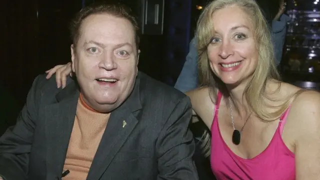 એક મહિલા સાથેનો લેરી ફ્લિંટનો ફોટોગ્રાફ