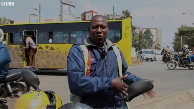 Mid kamid ah wadayaasha mootooyinka oo ka hadlaya halista habka ay gabdhaha Soomaalidu u raacana mootada.