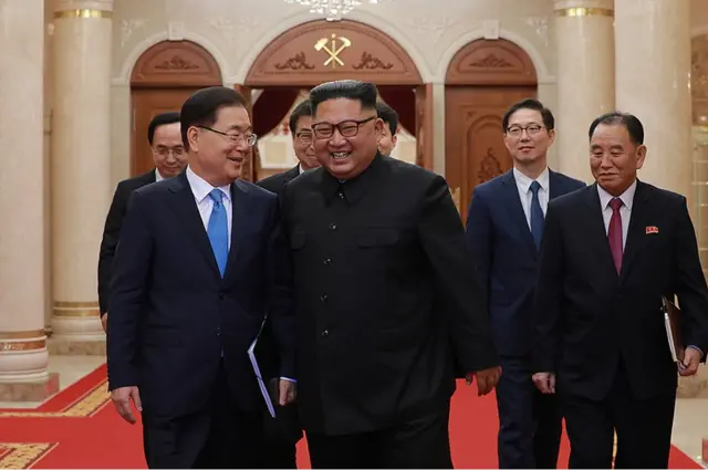 대북 특별사절단 단장인 정의용 국가안보실장이 5일 북한 노동당 본부청사에서 북한 김정은 국무위원장과 대화를 나누며 웃음짓고 있다