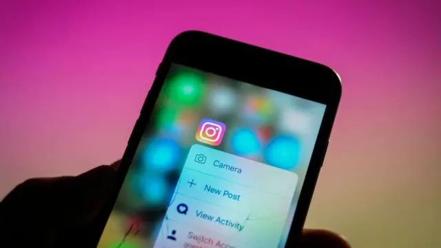 Celular mostrando el icono de la aplicación de Instagram.