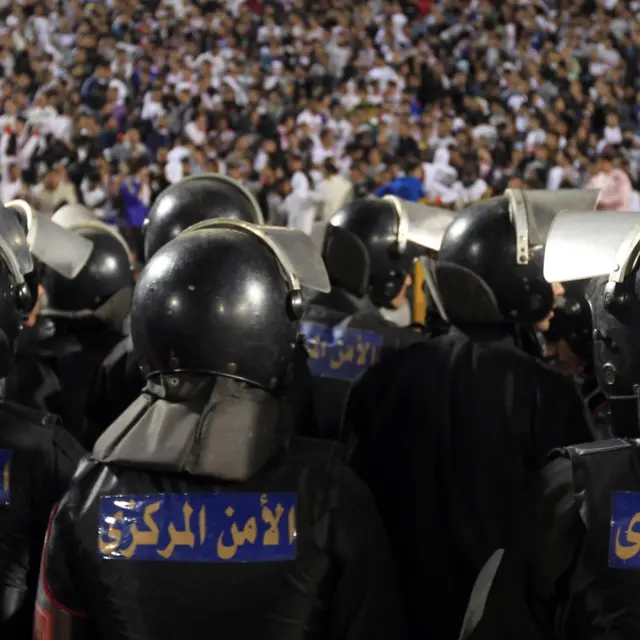 رجال أمن وجماهير في أحد ملاعب مصر