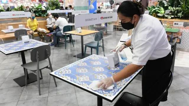 พนักงานต้องทำความสะอาดจุดสัมผัสร่วมทุก ๆ 1-2 ชั่วโมง