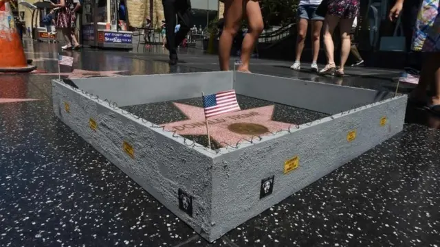 Muro en miniatura de la estrella de Trump en Hollywood.