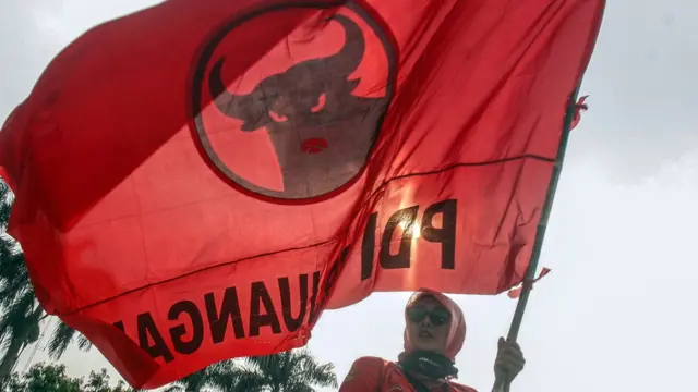 Kader Partai PDI Perjuangan melakukan aksi unjuk rasa dengan mengibarkan bendera di halaman Polres Bogor, Cibinong, Kabupaten Bogor, Jawa Barat, Jumat (26/06).