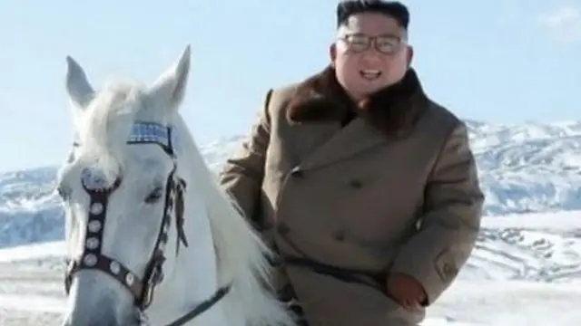 කිම් පවුල පිළිබඳව පවතින කතාන්තර උතුරු කොරියානු සමාජයේ අස්සක් මුල්ලක් නෑර කිඳා බැස ඇති ජනප්රවාද බවට පත් වී තිබේ