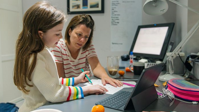 Mulher ajudando filha na escola,xbet netfotoxbet netarquivo