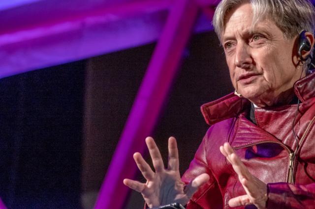 A filósofa Judith Butleraposta vermelho ou preto2018