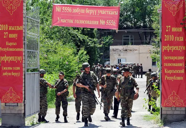 27-июндагы референдум оор кырдаалда өттү, анткени мунун алдында Ош, Жалал-Абадда коогалаң болду. Июнь окуясында 400дөн ашык адам каза болуп, эки миңге чукул жаран ар кандай жаракат алганы, 57 адам дайынсыз