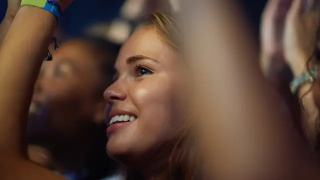 joven en festival de música