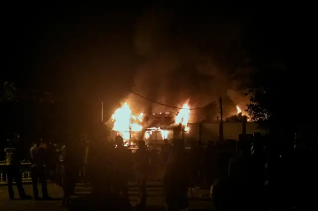 Rutan Kelas II B Siak Sri Indrapura terbakar setelah terjadi kerusuhan di dalam rutan.