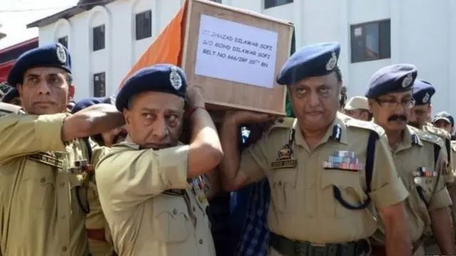 ताबूत ले जाते पुलिसकर्मी