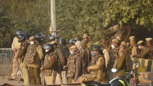 సింఘు బోర్డర్ వద్ద పోలీసులు
