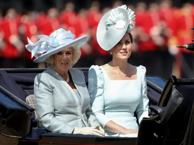 А тепер фото капелюшків зблизька. На цьому фото - герцогиня Кейт (праворуч) разом із Каміллою (ліворуч)