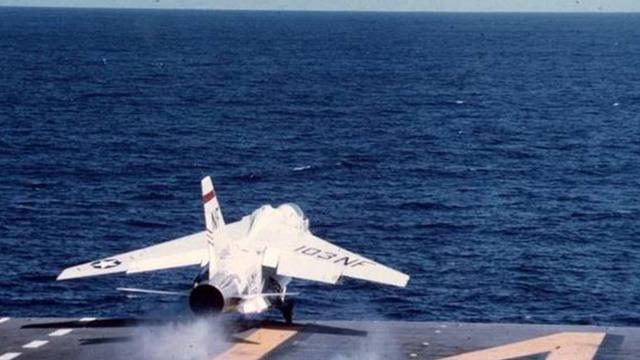 Avião decolaestratégia corrida de cavalo betfairum porta-aviões