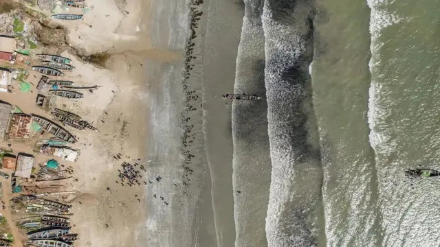 Les petits bateaux de pêche utilisés par les pêcheurs gambiens ne peuvent rivaliser avec les grands navires étrangers.