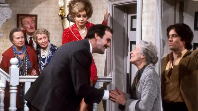 кадр из ситкома "Отель "Фолти Тауэрс"