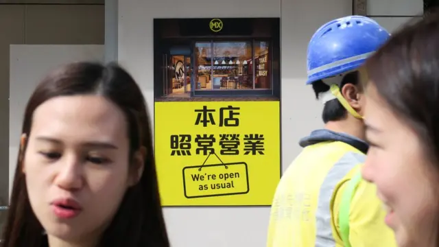 港鐵大學站站舍內的美心MX快餐與美心西餅（6/1/2020）