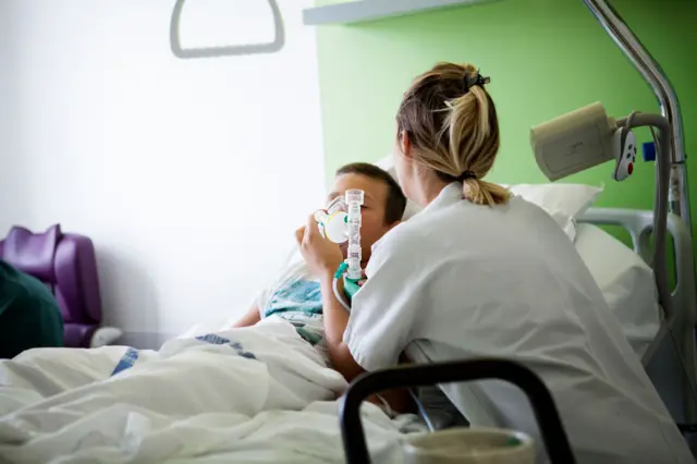 Dhaqtar bukaan siinaysa gaaska 'Nitrous oxide'