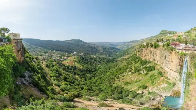 Moufarege bekerja untuk menunjukkan kepada para pelancong dan banyak orang Lebanon sendiri sisi negara yang belum mereka lihat.