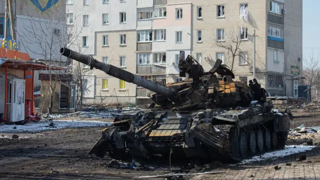 دبابة محترقة