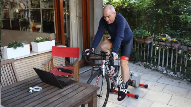 یک دوچرخه‌سوار در ایتالیا بر روی دوچرخه ثابت در خانه تمرین می‌کند تا مجبور به ترک خانه‌اش نباشد در حالی که سراسر کشور در بحبوحه همه‌گیری جهانی ویروس کووید ۱۹ در قرنطینه کامل است