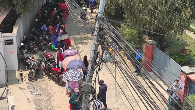 प्रहरी अस्पताल महाराजगञ्जमा खोप लगाउन इच्छुक मानिसहरूको लामो लाइन थियो