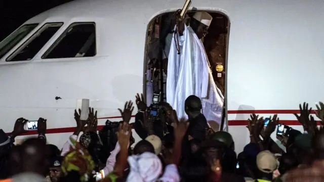 அதிபர் தேர்தலுக்கு பிறகு உருவான குழப்பங்களுக்கு பிறகு இறுதியில், 22 ஆண்டுகள் காம்பியாவை ஆண்டு வந்த யாக்யா ஜாமே நாட்டைவிட்டு வெளியேறியதை தொடர்ந்து, அவருடைய சகாப்தம் முடிவுக்கு வந்துள்ளது.