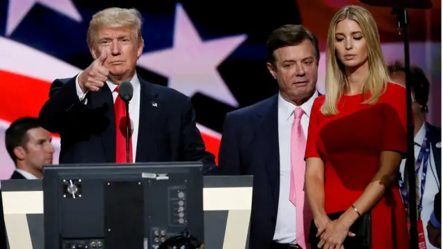 Donald Trump y su hija Ivanka Trump con el entonces jefe de campaña Paul Manafort.