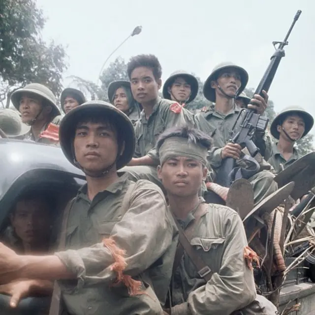 Tropas norvietnamitas entran a Saigón a bordo de un vehículo, 30 de abril de 1975