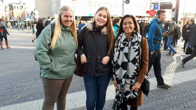 Bersama temannya, Rachel Manuhutu (kanan berkacamata) bersemangat menggunakan hak pilih mereka yang pertama.