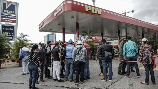 کمبود سوخت باعث شده دولت کنترل جایگاه‌ها را به ارتش بسپارد