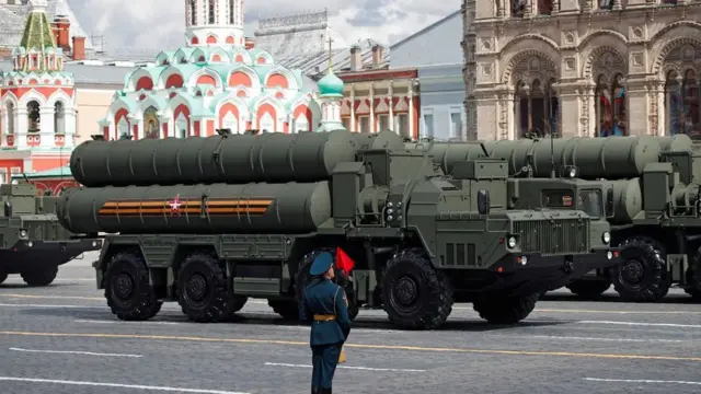 Rus S-400 uçaksavar füze sistemleri bu yıl İkinci Dünya Savaşı'nda Nazi Almanyası'na karşı kazanılan zaferin yıl dönümünde Moskova'daki Kızıl Meydan'da sergilenmişti