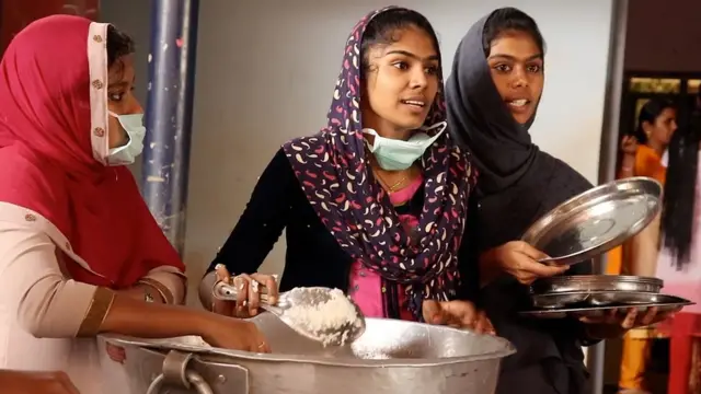 கேரளா வெள்ளம்: இயல்பு வாழ்க்கையை சுக்கு நூறாக்கிய பாதிப்புகள்; திண்டாடும் மக்கள்