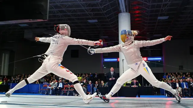 Фехтувальниці