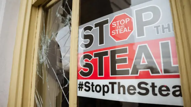 Una ventana rota con el mensaje "Stop the steal".