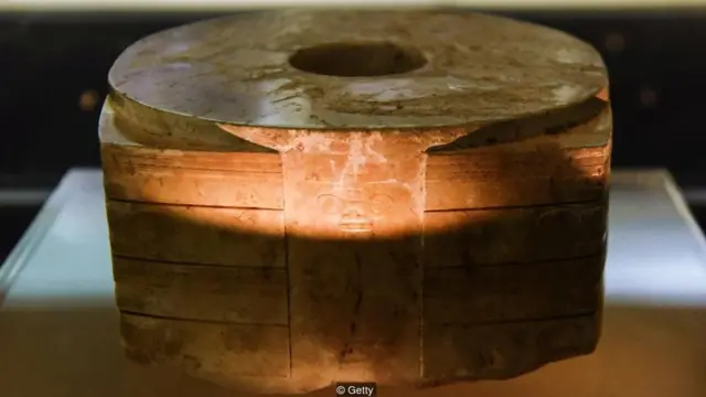 சீனாவின் வரலாற்றுக்கு சவால் விடுக்கும் புதிரான பழங்கால உருவம்