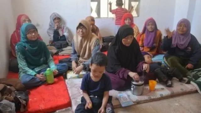 Beberapa WNI yang tiba di kamp Ain Issa setelah meninggalkan Raqqa.