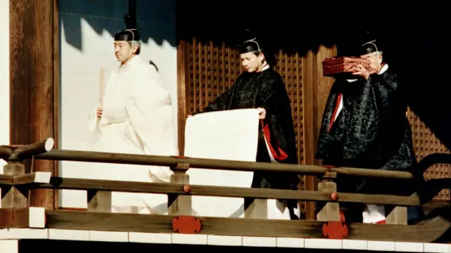 สมเด็จพระจักรพรรดิอากิฮิโตะ ทรงถือคทา 'ชาขุ'