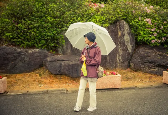 Женщина под зонтиком