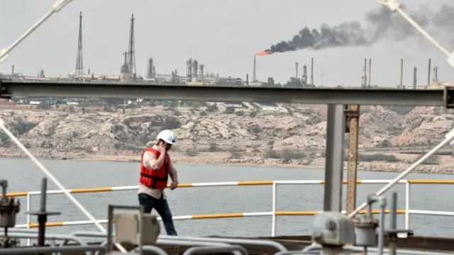 فروش نفت در قالب محموله‌های کوچک‌تر توسط بخش خصوصی امکان شناسایی خریداران نفت را کاهش می‌دهد یا دست‌کم به تاخیر می‌اندازد.