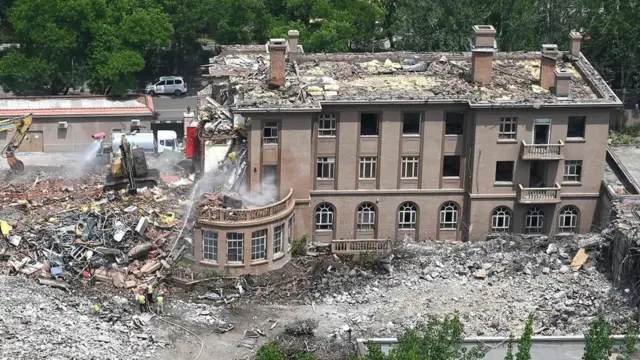 बेलग्रेड में चीनी दूतावास की ध्वस्त इमारत