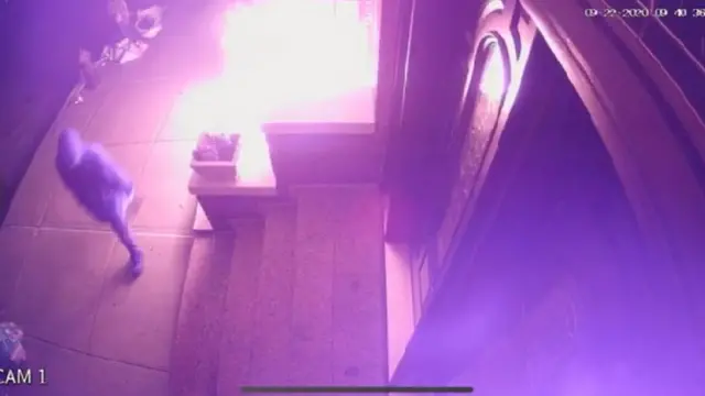 Fotografija koju su objavili američki tužioci pokazuje kako jedan od osumnjičenih navodno podmeće požar u žrtvinoj kući