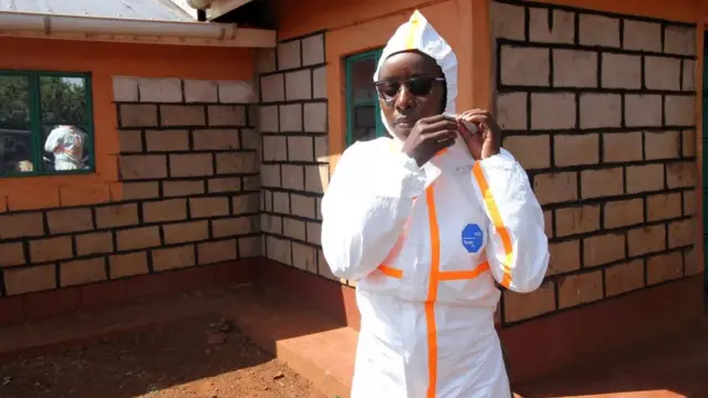 ترتدي ميليسنت مينايو وزملاؤها ملابس واقية كاملة أثناء جمع العينات في القرى