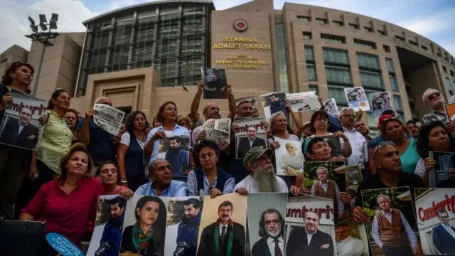 Cumhuriyet davasında protestocular