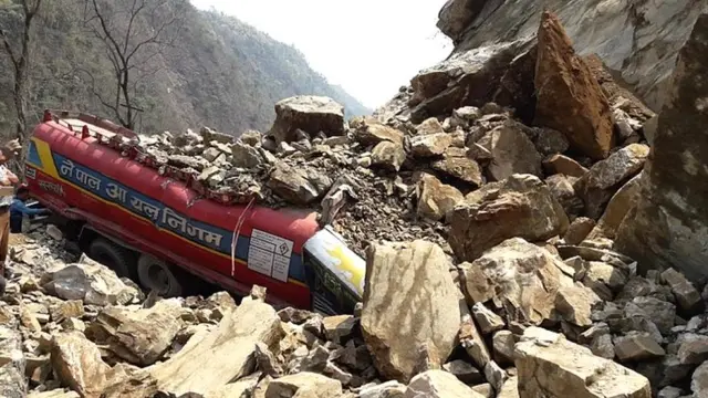 पहिरोमा परेको एक तेल ट्याङ्कर