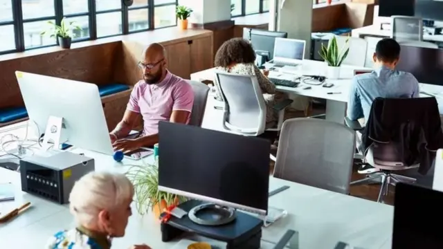 كيف أصبح العمل لساعات غير مدفوعة الأجر جزءًا من الوظيفة؟